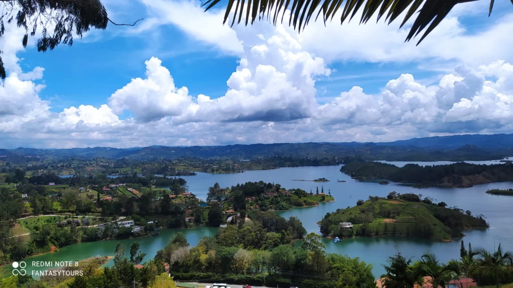 Tour A Guatapé Desde Medellín Con Visita A La Piedra El Peñón De Guatapé, ¡Únete este lunes 8 de mayo de 2023!