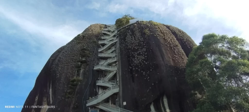 Tour A Guatapé Desde Medellín Con Visita A La Piedra El Peñón De Guatapé, ¡Viaja el domingo 18 de junio de 2023!