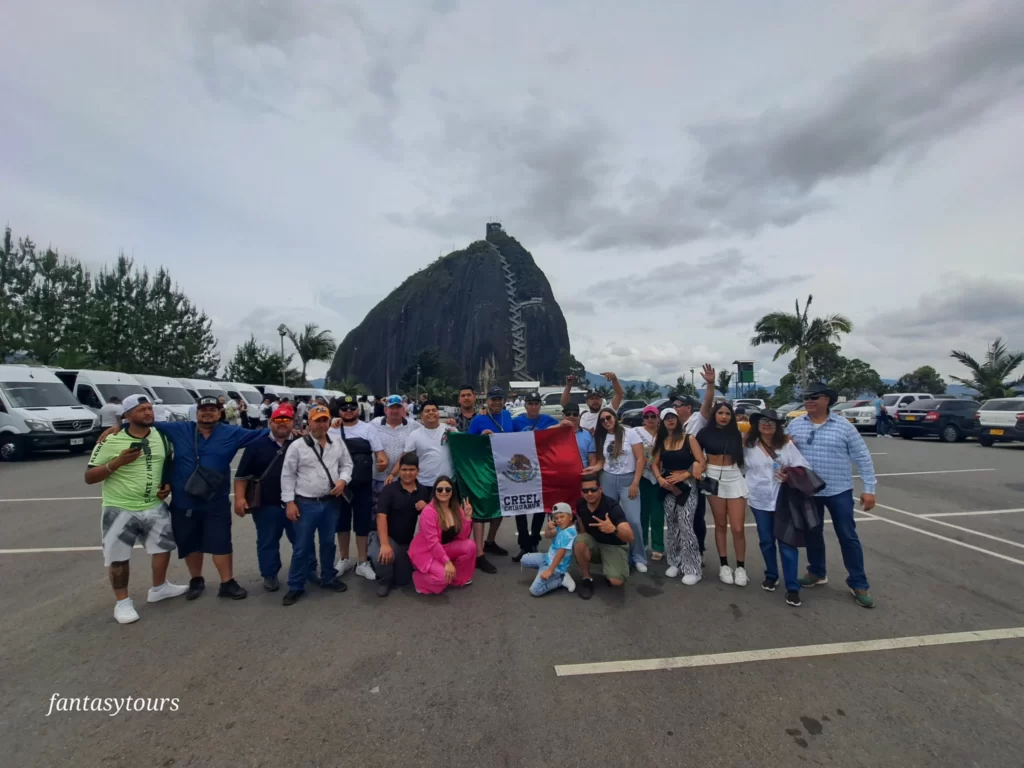 Tour A Guatapé Desde Medellín Con Visita A La Piedra El Peñón De Guatapé Disfrútalo este domingo 25 de junio de 2023nbspMedellin Travel by fantasytours Planes turísticos en Santa Fe de Antioquia Medellín Guatapé y Nápoles