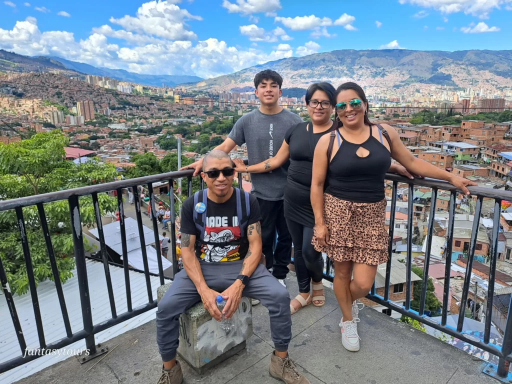 City Tour Por Medellín Con Graffitour Ingreso Al Acuario Y Recorrido En Metro Y Metro Cable Listos para viajar el miércoles 19 de julio de 2023nbspMedellin Travel by fantasytours Planes turísticos en Santa Fe de Antioquia Medellín Guatapé y Nápoles