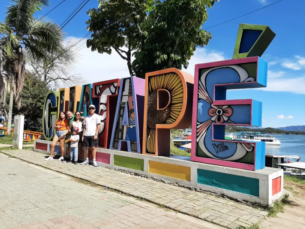 Tour A Guatapé Desde Medellín Con Visita A La Piedra El Peñón De Guatapé Únete este domingo 2 de julio de 2023nbspMedellin Travel by fantasytours Planes turísticos en Santa Fe de Antioquia Medellín Guatapé y Nápoles