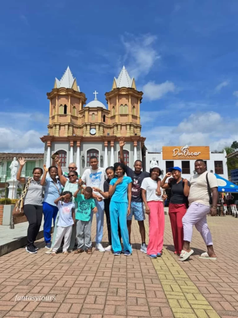 Tour A Guatapé Desde Medellín Con Visita A La Piedra El Peñón De Guatapé, ¡Viaja el miércoles 19 de julio de 2023!