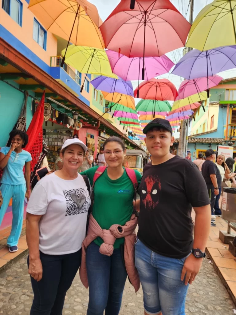 Tour A Guatapé Desde Medellín Con Visita A La Piedra El Peñón De Guatapé, ¡Empaca tu maleta y vámonos el martes 15 de agosto de 2023!