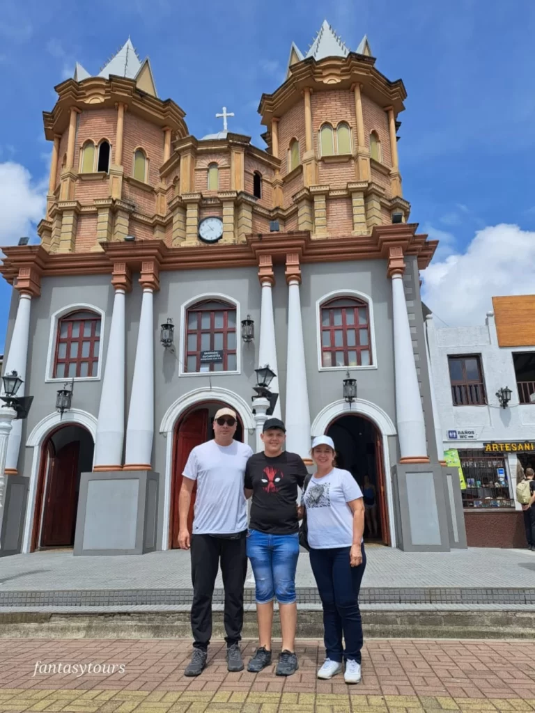 Tour A Guatapé Desde Medellín Con Visita A La Piedra El Peñón De Guatapé, ¡Atrévete y viajemos el martes 18 de julio de 2023!