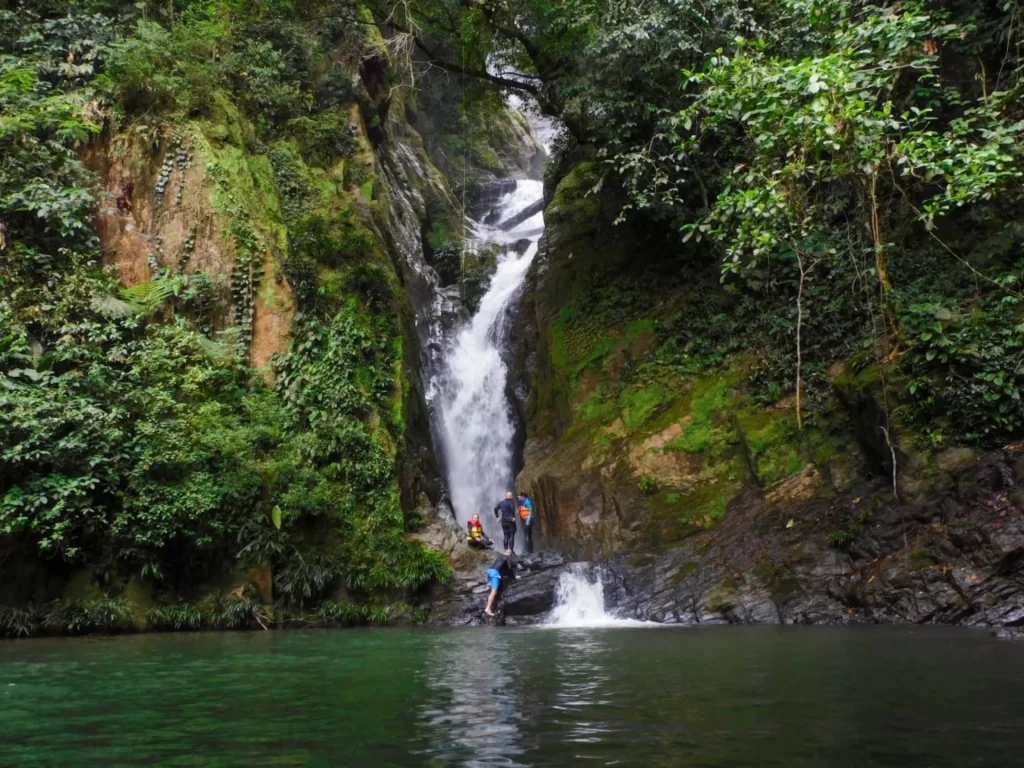 Senderismo En La Danta Una Aventura Entre Cascadas Y Cavernas Para Empresas Y Grupos Acompáñanos el domingo 17 de septiembre de 2023nbspMedellin Travel by fantasytours Planes turísticos en Santa Fe de Antioquia Medellín Guatapé y Nápoles