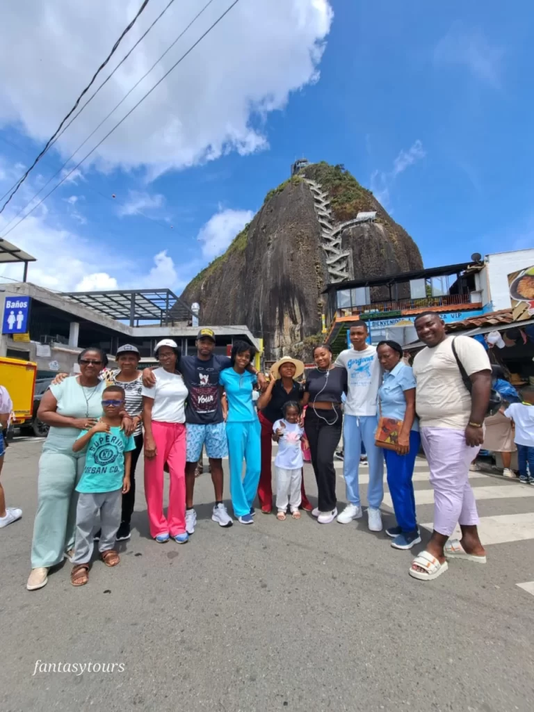 Tour A Guatapé Desde Medellín Con Visita A La Piedra El Peñón De Guatapé, ¡Atrévete y viajemos el sábado 19 de agosto de 2023!