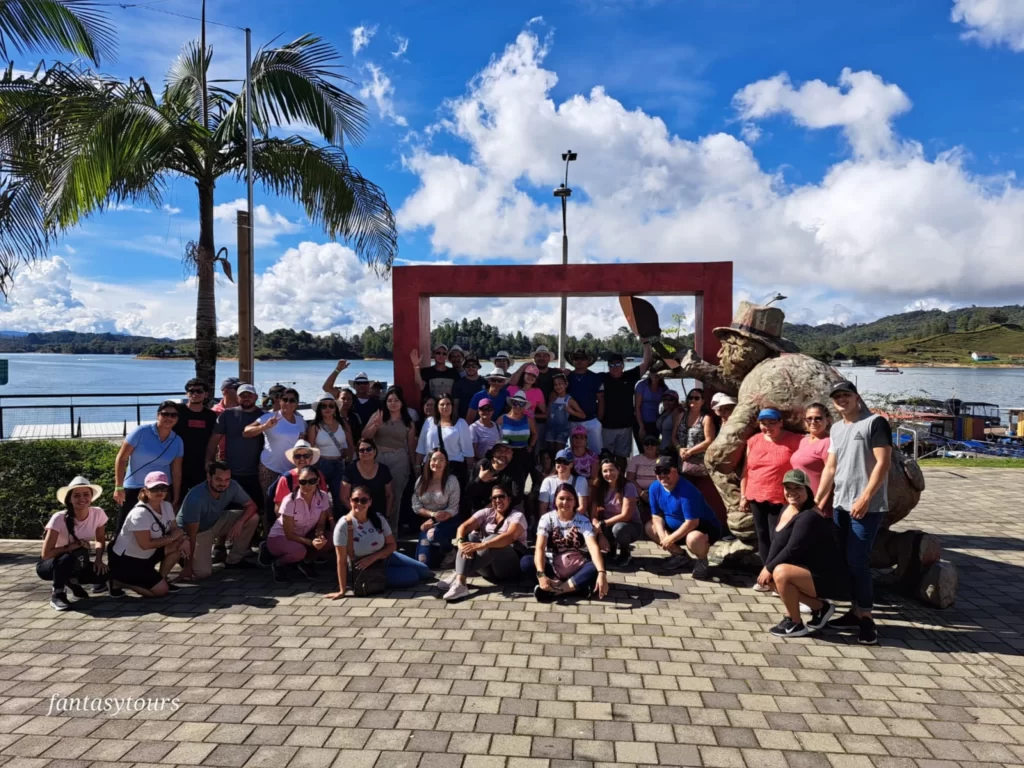 Tour A Guatapé Desde Medellín Con Visita A La Piedra El Peñón De Guatapé, ¡Vamos a disfrutarlo el domingo 24 de septiembre de 2023!