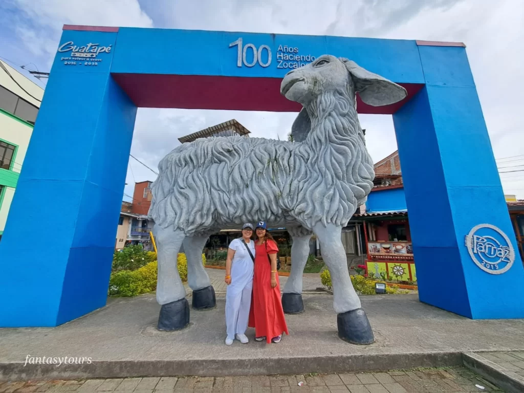 Tour A Guatapé Desde Medellín Con Visita A La Piedra El Peñón De Guatapé, ¡Vamos a disfrutarlo el sábado 14 de octubre de 2023!