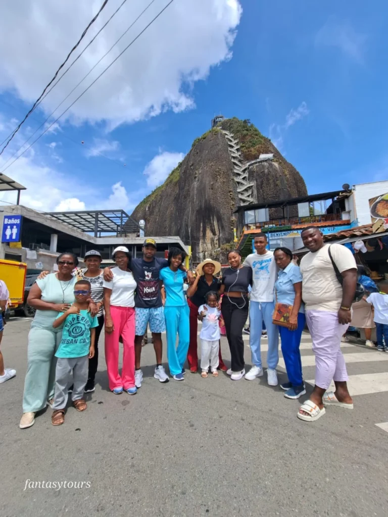 Tour A Guatapé Desde Medellín Con Visita A La Piedra El Peñón De Guatapé, ¡Vívelo este martes 18 de junio de 2024!