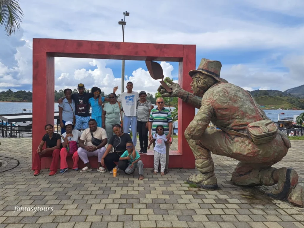 Tour A Guatapé Desde Medellín Con Visita A La Piedra El Peñón De Guatapé, ¡Viaje programado para el domingo 11 de agosto de 2024!