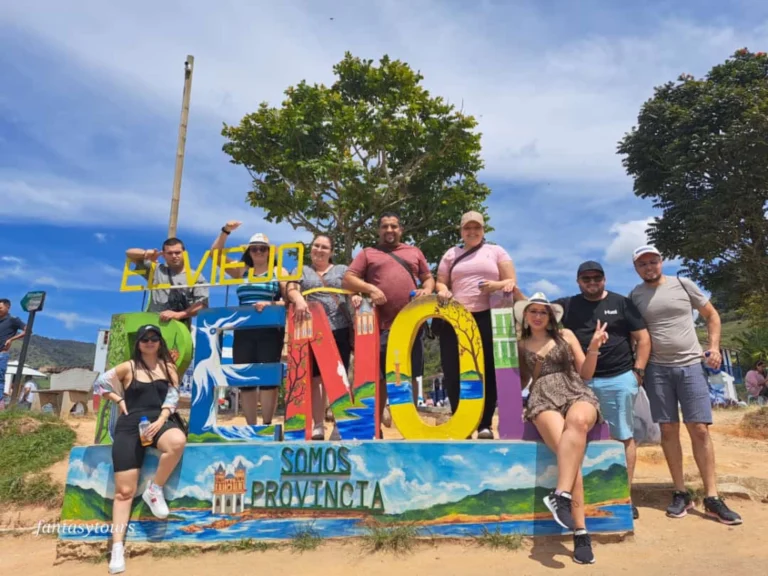 Tour A Guatapé Desde Medellín Con Visita A La Piedra El Peñón De Guatapé, ¡Acompáñanos el sábado 2 de agosto de 2025!