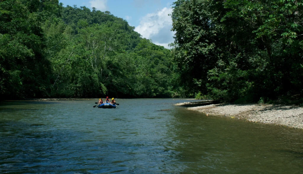 Tour A La Reserva Natural Cañón Del Río Claro: Rafting Y Espeleología, ¡Vívelo este sábado 3 de mayo de 2025!