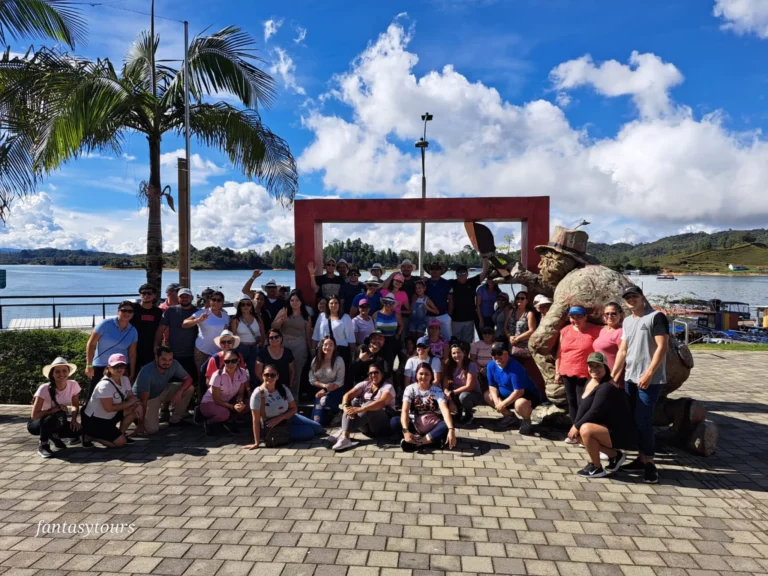 Tour A Guatapé Desde Medellín Con Visita A La Piedra El Peñón De Guatapé, ¡Disfrútalo este domingo 4 de enero de 2026!